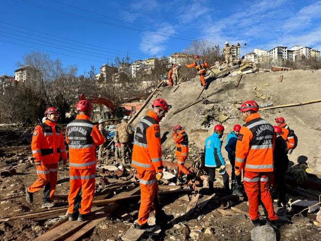 Tatbikatn balamas ile baz ekipler, aralaryla binann kt alana hzlca geerek koordinasyon salad.  Daha sonra genel kontrol, fiziki arama, kpekle ve cihazl arama ve aletlerle enkaz almas yapld.