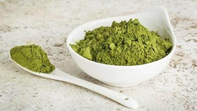 1 fincan scak suyu kaynatn. Kaynam suyun iine 1 adet moringa ay atn ve 4 dakika demleyin. Demlendikten sonra  iebilirsiniz. Yemeklerden 30 dakika nce iilmesi reilen bu ay gnde 2 fincandan fazla tketmemekte fayda var.