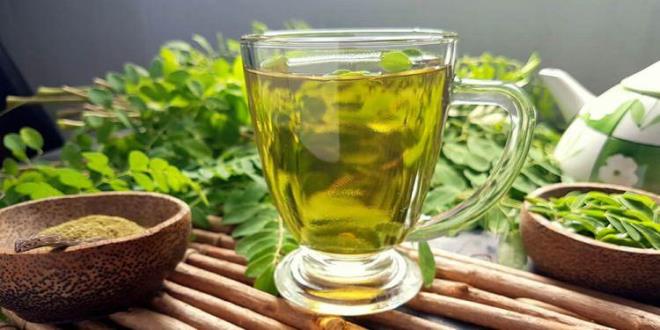 Moringa yapra, doal bir anti-aging yani yalanma kart rndr. Dzenli olarak moringa ay ienlerde cildin yalanmas yavalar. Bu kiiler, daha gzel ve gen bir cilde sahip olurlar. ayn olumlu etkileri sa ve trnakta da gzle grlr ekilde fark edilir. Moringa tozu cilt maskesi eklinde de kullanlabilir.