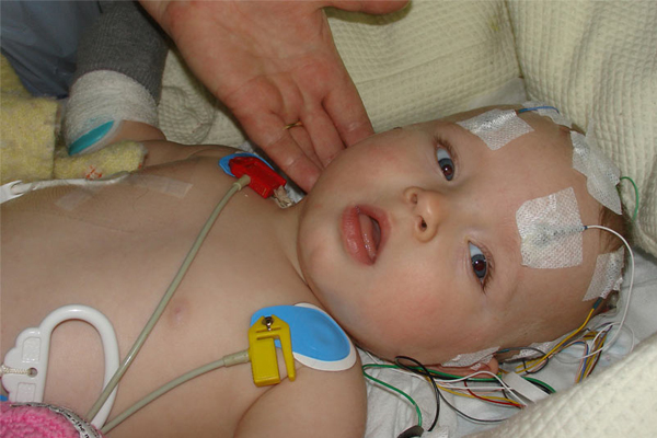 <b>Menenjit:</b> Potansiyel olarak �l�mc�l olan bu hastal�k beyin ve omurili�i saran zar�n iltihaplanmas�d�r. En �ok 10-19 ya�lar� aras�ndaki �ocuklar� etkileyen hastal�k daha k���k �ocuklarda nadiren g�r�l�r. Bunu �nlemenin en iyi yolu Meningokok a��s�d�r. A��n�n 11-12 ya�lar�nda yap�lmas�n� ve daha sonra ise 16 ya�ta destekleyici dozun yap�lmas�n� �neriliyor.