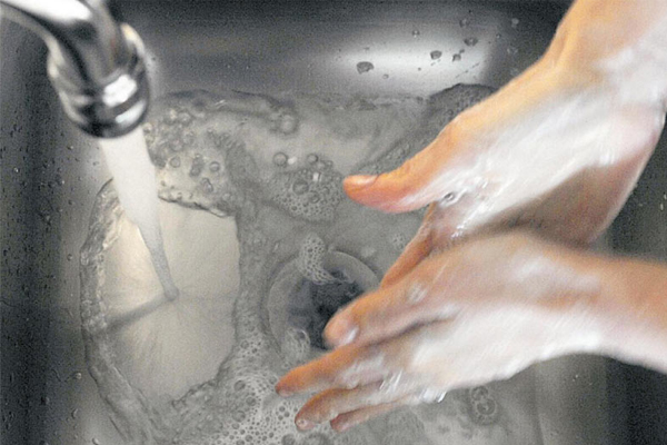 <b>Norovir�s:</b> Bu vir�s insanlarda, sindirim sistemini (mide ve ba��rsaklar) tutuyor, bulant�, kusma, ishal ate� ve ba� a�r�s�na yol a�an enfeksiyon hastal���na neden oluyor. Okul gibi kalabal�k ortamlarda salg�n haline geliyor. Hastala��n �ocuklar�n�za bula�mas�n� �nlemek i�in arkada�lar�yla ayn� yiyecek, i�ecek ve �atal, ka��k gibi malzemeleri payla�mamas� gerekti�ini ��retin. Ellerini s�k s�k y�kamas� da hastal���n �nlenmesinde yard�mc� olur. Yaz�n y�zme havuzlar�ndan da bu hastal�k bula�abilir. �ocuklar�n�za havuz suyunu a�z�na almamalar�n� ve yutmamalar�n� anlat�n.