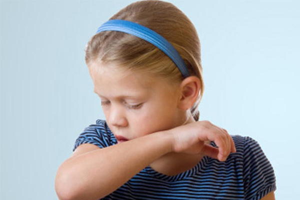 <b>Rhinovirus:</b> S�k g�r�len so�uk alg�nl����n�n arkas�nda rhinovirus vard�r. �ocu�unuz bir kez so�uk alg�nl���na yakaland�ysa belirtileri tedavi etmekten ba�ka yapabilece�iniz bir �ey yoktur. Sa�l�kl� kalmak i�in ise yapman�z gereken el y�kamad�r. �ocuklar tuvaleti kulland�ktan, burunlar�n� temizledikten, ellerine �ks�rd�kten ve hap��rd�ktan sonra ve ayr�ca yemekten �nce mutlaka ellerini y�kas�nlar ya da el temizleme jeli kullans�nlar.