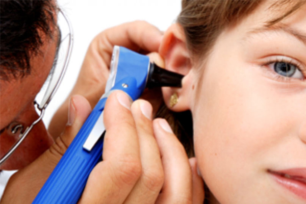 <b>Orta kulak iltihab� (Otitis medya):</b> Kulak enfeksiyonu olarak bilinen otitis medya, �zellikle k���k �ocuklar aras�nda yayg�nd�r. Baz� �ocukluktaki ba����kl�k kazanma �ekilleri (grip ve pn�mokok yani KPA a��s� ) kulak enfeksiyonu riskini azaltabiliyor. Elleri s�k y�kamak gibi hijyen teknikleri de hastal���n �nlenmesinde yard�mc�d�r.