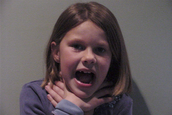 <b>Streptokok anjini:</b> A grubu streptokokus bakterisinin neden oldu�u streptokok anjini sadece �iddetli bo�az a�r�s�na yol a�maz. Bunun yan�nda ate�, ba�a�r�s�, bulant� ve kusmaya da neden olur. Mikrop havaya sa��lan t�k�r�klerle �evredeki ki�ilere yay�l�r. Test sonucu pozitifse, kalp ve beyni etkileyebilecek kadar ciddi komplikasyon riskine kar�� antibiyotik tedavisi gerekir. Okul �a��ndaki �ocuklar e�yalar�n� payla�mamal� ve a��zlar�na g�t�rmemeli.