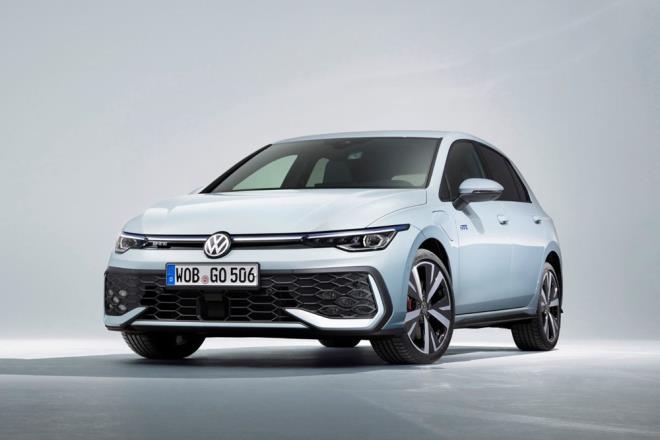 Yenilenen Volkswagen Golf tantld: ChatGPT desteiyle geldi! - 8  MOTOR SEENEKLER     Yenilenen Golf'te benzinli, dizel, hafif hibrit ve plug-in hibrit versiyonlar devame diyor. Manuel vitesli iki adet 1,5 litrelik turboarjl benzinli versiyonlardan biri 113 bg, dieri 148 bg g retiyor.