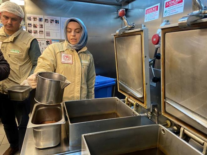 Ekipler, iletmelerin hijyen belgesi, iletme kayt belgesi, tedarik faturalar ve baca temizlii belgelerini inceleyerek, kzartmalarda kullanlan yalardan rnekler ald.