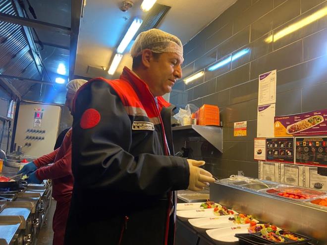 Tarm ve Orman Bakanl, Trkiye genelindeki fast food restoranlarnda kzatma ya denetimi balatt.  10 gn boyunca, toplu tketim yerlerinde, kzartmalarda kullanlan kat ve sv yaplar incelenecek.