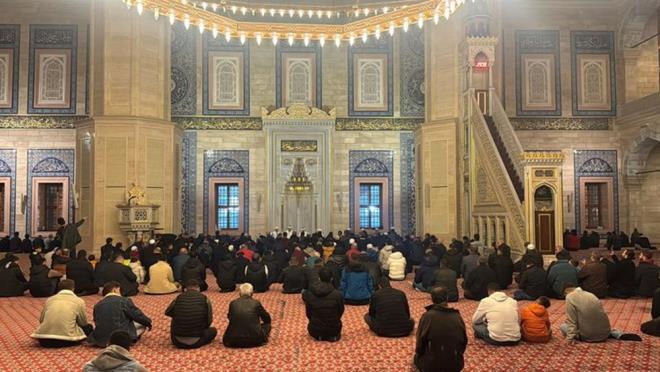 Bu Cuma'y Allah'la ve birbirimizle ilikimizi glendirmek iin kullanalm. Sevgimiz ve inancmz yeermeye devam etsin. Cuma Mbarek olsun kardeim  <br>  Cuma namazlarmz klarken sevginiz ve desteiniz iin minnettarm canm. Allah bizlere bir mr boyu mutluluk ve beraberlik nasip etsin. Mbarek cumalar dostum.  <br>  Kardeim, bu kutsal Cuma gnnde, Allah size baar, huzur ve refah versin.  <br>  Bu Cuma'y Allah'n bize bahettii nimetlerin bir hatrlatcs olarak kutlayalm. Hayatmda olduun iin ok mutluyum, sevgili eim. Cumamz Mbarek olsun. Cuma bereketiyle sevgimizi mbarek kl, Allah bize tm zorluklar birlikte aabilme gc versin.  <br>  Mbarek Cuma?lar. Bu frsat Allah'a olan inancmz tazelemek ve O'nun rehberliini ve merhametini aramak iin deerlendirelim.  <br>  Bu Cuma hepimiz iin mafiret ve bereket gn olsun. Allah'n rahmetini dileyelim ve daha iyi Mslmanlar olmaya alalm.  <br>  Bugn sizi Allah'a yaklatrsn ve kalbinizi O'nun sevgisi ve bereketiyle doldursun.