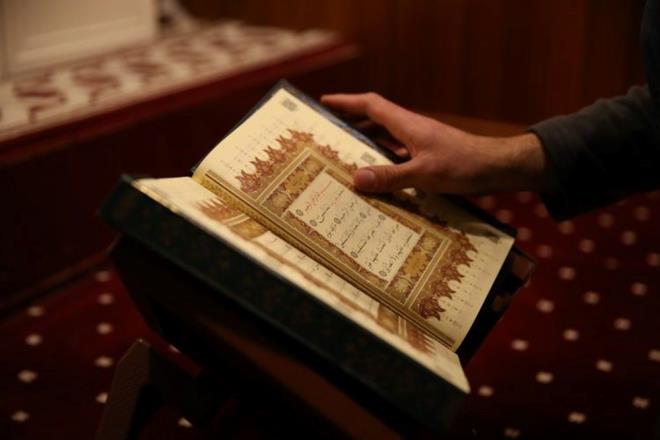 Cuma mesajlar paylamlar bir gece nceden itibaren balad. Bu mbarek gn karlamann mutluluunu sevdikleriyle paylamak isteyen vatandalar, cuma mesajlarn eitli mecralar zerinden iletiyor. zellikle sosyal medya platformlarnn yaygnlamasyla birlikte cuma mesajlar rnekleri de farkllat ve oald. te sosyal medya ve WhatsApp'ta paylalabilecek cuma mesajlar rnekleri...