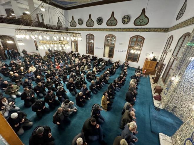 Rabbim bizi znden iman edip gznden dmeyen kullarndan eylesin. Hayrl Cumalar.  <br>  Allah?n rahmeti ve bereketi zerimize olsun! Cumamz mbarek olsun.  <br>  mmetimin bayramlar iinde Cumadan daha kymetli bayram yoktur ve o gnk iki rekat namaz, Cuma gn dndaki bin rekattan deerlidir. (Hadis-i erif, Buhari)  <br>  Cumamz mbarek dualarimiz ve tebelerimiz kabul olsun  <br>  Allah Cumanz huzur, mutluluk ve sonsuz bereketlerle bereketlesin. Size ve ailenize Cuma?nz Mbarek olsun!  <br>  Bu mbarek Cuma gnnde Allah zerimize rahmetini ve mafiretini yadrsn ve bizi doruluk yoluna iletsin. Cuma'nz mbarek olsun!  <br>  Cuma gnnn nemini hatrlayalm ve Allah'a gnlden dualarmz sunalm. Bize salk, bereket ve mutluluk versin. Cuma?nz Mbarek olsun.