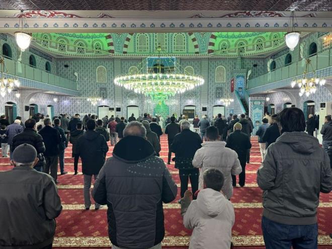 Sosyal medya ve WhatsApp'ta paylalabilecek cuma mesajlar! En gzel ksa-uzun cuma mesaj seenekleri - 5  <br>  Cuma namazmz klmak iin bir araya geldiimizde dnyamzda bar, birlik ve uyum iin dua edelim. Herkese Mbarek cuma'lar.  <br>  Cuma'nn  kalbinizde parlasn ve hayatnz nee, sevgi ve efkatle doldursun. Mbarek ve gzel bir Cuma geirin!  <br>  Bu mbarek Cuma gnnde, Allah sizi ilahi rehberlii, korumas ve bereketiyle bereketlesin. Cuma Mbarek olsun.  <br>  Bu Cuma'y amellerimiz zerinde dnmek ve Allah'tan balanma dilemek iin kullanalm. Bize rahmetini bahetsin ve ltfuyla bizleri bereketlesin. Sizin ve ailenizin Cuma?s Mbarek olsun!  <br>  Bu mbarek Cuma gnnde Allah'tan sevgisini ve bereketini zerinize yamasn diliyorum canm. Gzel ve huzurlu bir Cuma geirin!