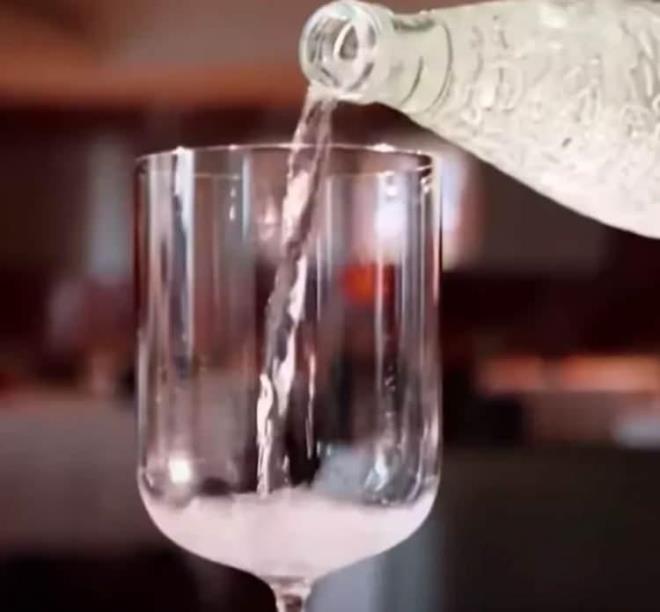 FYATI DUDAK UUKLATIYOR    Normal sudan ok farkl olan bu suyun bir iesinin fiyat ise dudak uuklatyor.