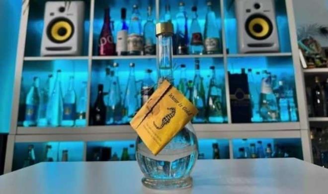 Bu su, standart maden veya musluk suyundan ok daha fazlasn ieriyor. Mineral bakmndan olduka zengin olan bu lks suyun bir iesi iin ise 9 bin 500 TL dyorlar.