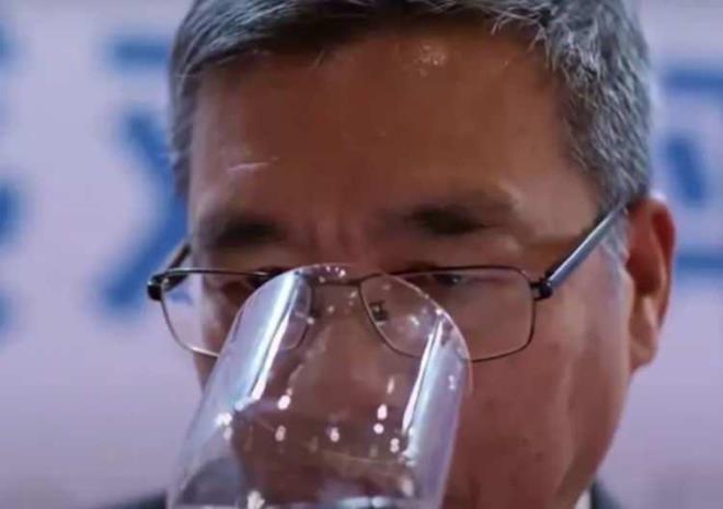 Bu uzmanlar dnyann farkl blgelerinden getirilen su koleksiyonuna sahip.