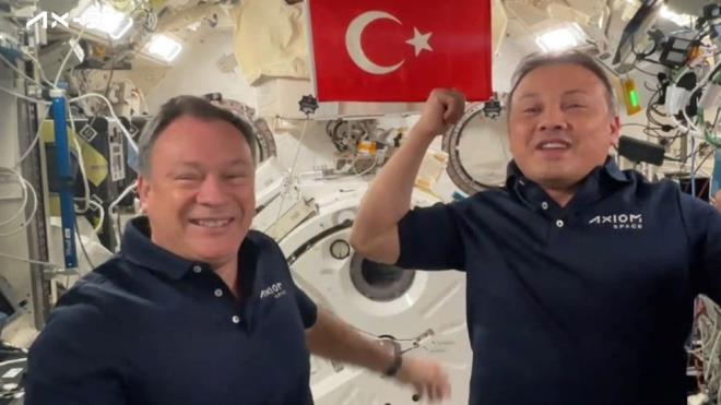 Uzayda ilk grd manzaray tasvir eden Gezeravc, "ans eseri uzaydan dnyaya ilk baktmda Avrasya zerindeydik. Adalar grdm. Maviliin ortasnda birer elmas gibi parlyorlard. Denizin mavisi ve beyaz bulutlarla tam bir renk uyumu iindeydiler. Dnyann eimini de grdm." dedi.