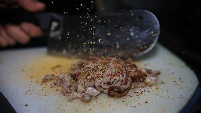 ABD'deki Victoria niversitesi'nde grevli akademisyenler tarafndan yaplan bir aratrmada, bir kiinin yeme-ime faaliyetinden kaynakl yllk mikroplastik tketiminin yaa ve cinsiyete bal olarak 39 bin ila 52 bin parack arasnda olduu saptand.