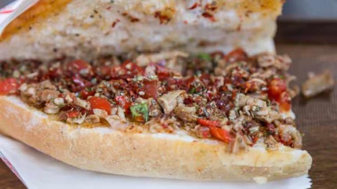 Buna inhalasyon, yani nefes alp verme srasnda yutulan plastikler de eklendiinde miktarn 74 bin ila 121 bin paraca ulat tahmin ediliyor.