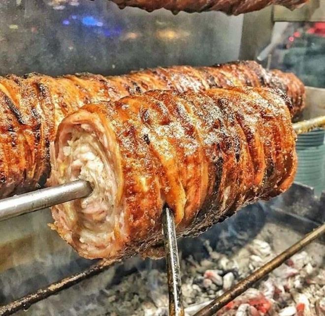 Bir grup bilim adam tarafndan yaplan almalar sonucu; plastik yzeylerin zellikle kokore, kebap ve brek gibi hazr besinlerde mikroplastik ykn artrd tespit edildi.