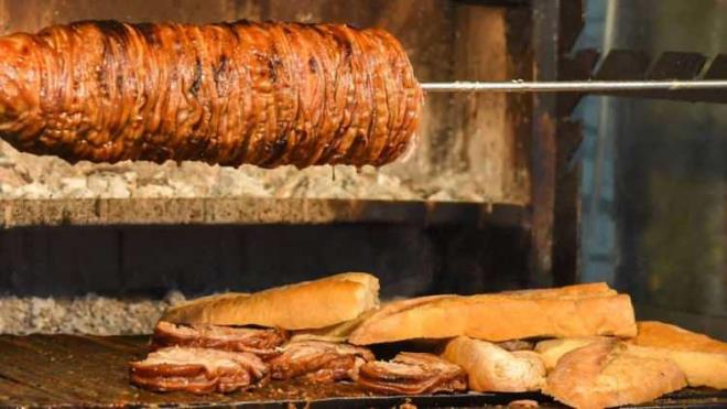 Seveni olduu kadar sevmeyeni de ok olan bu sokak lezzeti yaplrken binbir aamadan geiyor.