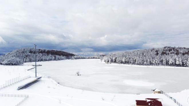 D�zce'nin Y���lca il�esine 38 kilometre mesafede ve deniz seviyesinden 1280 metre y�ksekte yer alan Topuk Yaylas�'nda kar ya����n�n ard�ndan so�uk hava etkili oldu.