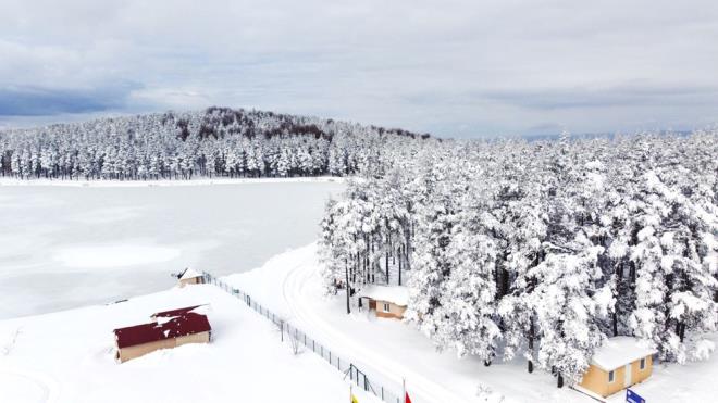 G�letin y�zeyi buzla kaplan�rken, �evresindeki tesis ile etraf�n� saran sar��am, k�knar, kay�n ve g�rgen a�a�lar� kar alt�nda g�zel g�r�nt� olu�turdu.