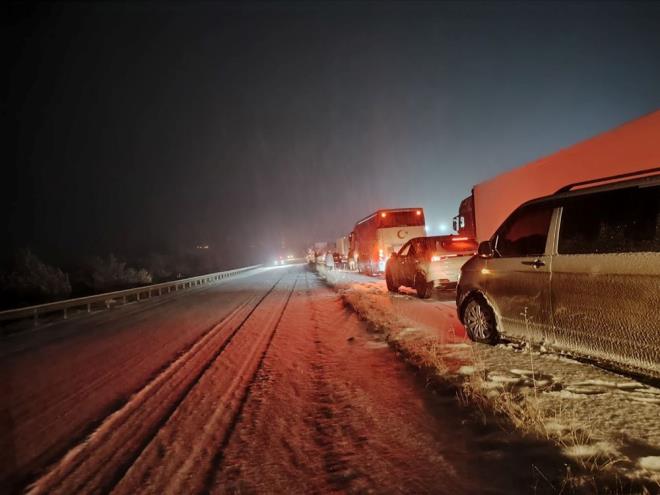 KARS    Kars'ta kar ve tipi ula��mda aksamalara neden oldu.    Olumsuz hava ko�ullar� nedeniyle Kars-Erzurum kara yolunda ula��m g��l�kle sa�lan�yor.    Sar�kam�� il�esi Karakurt k�y� mevkisinde baz� TIR'lar yolda kald�. B�lgede ara� kuyru�u olu�tu.