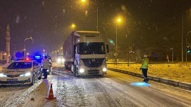 KOP DA�I GE��D�'NDE KAR VE T�P� ULA�IMI AKSATTI    Bayburt-Erzurum kara yolundaki 2 bin 409 rak�ml� Kop Da�� Ge�idi'nde kar ve tipi nedeniyle ula��mda aksamalar ya�and�.    Bayburt B�lge Trafik Denetleme �ube M�d�rl��� ekiplerince, tipi nedeniyle a��r tonajl� ara�lar�n ge�i�ine izin verilmiyor.  Bir�ok il kara teslim: Ekipler teyakkuza ge�ti - 13