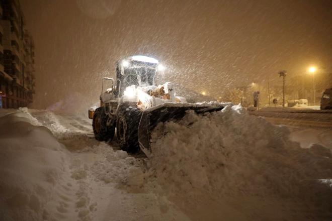 B�TL�S    Bitlis Belediyesi, �ehri etkisi alt�na alan kar nedeniyle ana yollarda ve ara sokaklarda kar k�reme, tuzlama ve yol a�ma �al��mas�n� gece boyunca s�rd�rd�.    Ekiplerin yo�un �al��mas� devam ediyor.