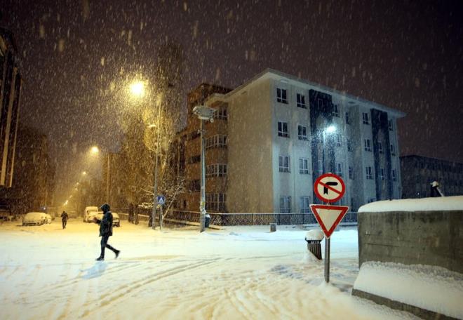 ARDAHAN    Ardahan kent merkezinde de gece saatlerinde yo�un kar ya���� etkili oldu.