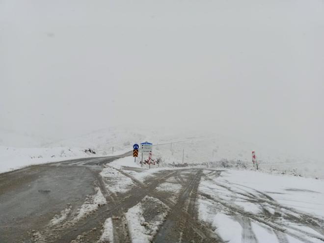 MALATYA    Malatya'n�n Ak�ada� ve Darende il�elerinde kar nedeniyle 21 mahalle yolunda ula��m sa�lanam�yor. Ekipler, yollar� a�mak i�in �al��malara devam etti.