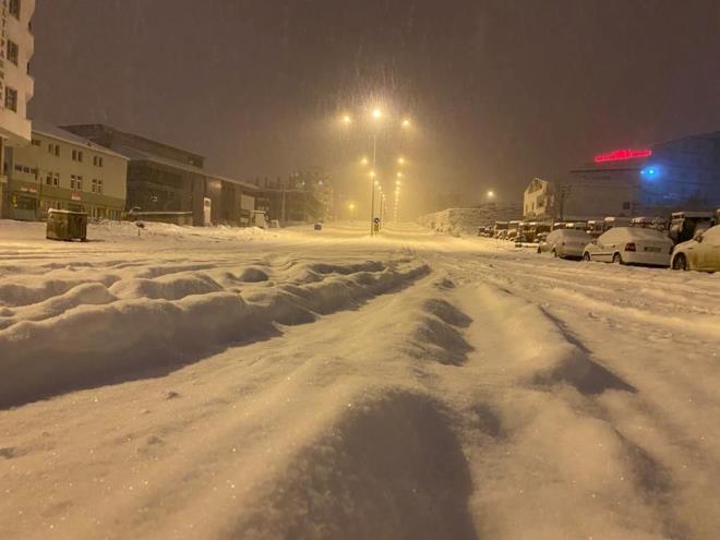 Bir�ok ilde yo�un kar ya���� etkili oldu.    Kar nedeniyle baz� yollar ula��ma kapan�rken, baz� illerde de yolda kalan ara�lar uzun kuyruklar olu�turdu.