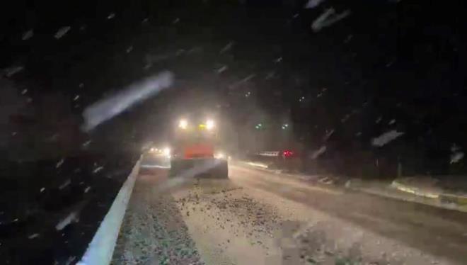 ZONGULDAK    Meteoroloji Genel M�d�rl���'n�n Bat� Karadeniz'de kar uyar�lar�n�n ard�ndan �ehrin y�ksek kesimlerinde kar ya���� etkisini g�sterdi.    Devrek-Ankara yolunda gece saatlerinde kar ya���� etkili oldu. Karla dolan kara yolunda s�r�c�ler zor anlar ya�ad�. S�r�c�lerin imdad�na ise Karayollar� B�lge M�d�rl��� ekipleri yeti�ti.    Ekipler hem kar k�reme hem de tuzlama ara�lar� ile g�zergahta �al��malar�n� gece boyunca s�rd�rd�.