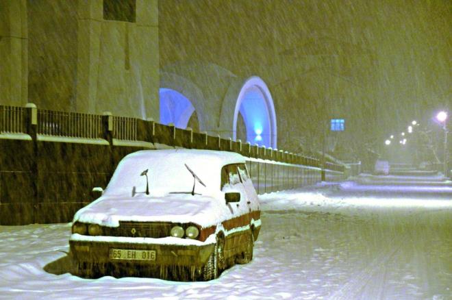 A�RI    A�r�?n�n Ele�kirt il�esinde etkili olan kar ya����yla cadde ve sokaklar beyaza b�r�nd�.