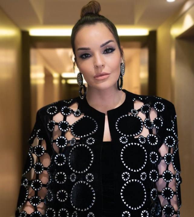 Ge�ti�imiz g�nlerde Girne'de konser veren sanat��, sahne ��kll���na ili�kin "Uzun zamand�r alt�n rengi giymiyordum. Bu ak�am g�zel bir stil yapt�k kendimize. Her konser i�in ayr� haz�rlan�yorum. 15 ya��ndan beri spor yap�yorum, hi� ihmal etmedim. Hamileyken bile spor yapt�m. Kendimi ve kaslar�m� gelece�e haz�rlad�m" �eklinde konu�tu.