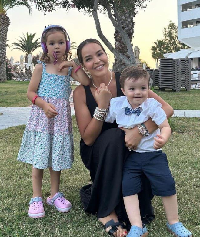 Estetik ak�m�na dair �arp�c� a��klamalar yapan Beng�, "Ben botoksu �ok yapay buluyorum. Kaz ayaklar�m� seviyorum. Y�z�m� nemlendiriyorum, vitamin al�yorum. �izgiler ile ya�lanmay� seviyorum. Erkeklere de botoks yak��m�yor. Erkekler bence ya�land�k�a daha karizmatik oluyor" dedi.