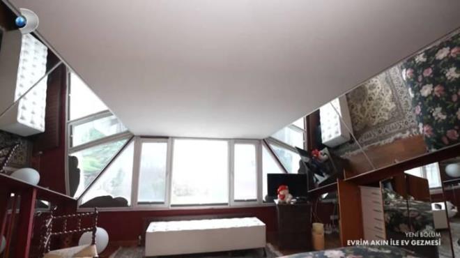 "AYNAYI �OK SEV�YOR"    Ak�n daha sonra yatak odas�n� da gezdi ve boydan boya aynalarla dolu odaya girince "Ama tavanda yok" dedi. Bunun �zerine Ezgi Yavuz ise "Olmuyor, tehlikeliymi�. Aynay� �ok seviyor s�sl� bir adam" dedi.