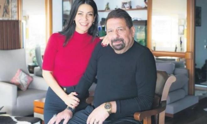 Kendisinden 35 ya� k���k Ezgi Yavuz ile 2022 y�l�nda evlenen Erman Toro�lu sosyal medyada �ok konu�ulmu�tu. 75 ya��ndaki Toro�lu, �stanbul'daki l�ks evinin kap�lar�n� Evrim Ak�n'a a�t�. �nl� spor yorumcusunun ayna tak�nt�s� herkesi �a��rtt�.