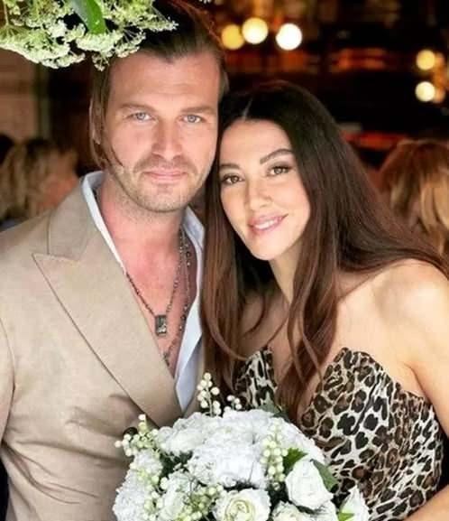 �nl� �ift 2022 y�l�nda o�ullar� Kurt Efe'yi kucaklar�na ald�lar.