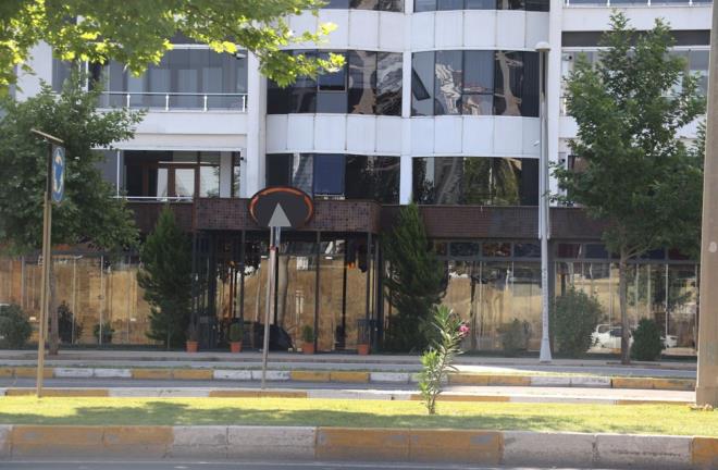 Abdurrahman Doan ile bir arkada, 22 Haziran 2019?da bir elence merkezine gitti. Burada, 2 arkada ile mekan sahibi arasnda tartma kt.    Tartmann byynce taraflar, mekann nne kt. Bu srada 2 kiinin kendisine silah ektiini syleyen Doan, otomobilinden tabancasn ald.    ddiaya gre; evredekiler, Doan?n elinden silahn almak istedi, arbede kt. Arbedede Doan?n tabancas ate ald. Bu srada alan atete Diyarbakr Barosu?na kaytl avukat Arman Arka, ar yaraland. Arka hastanede yaamn yitirdi, Abdurrahman Doan tutukland.  Yarglama sonunda Doan olas kastla adam ldrme suundan 16 yl 8 ay hapis cezas ald. Karar, istinaf mahkemesine tand. stinaf da karar bozup, dosyay yeniden yerel mahkemeye gnderdi.