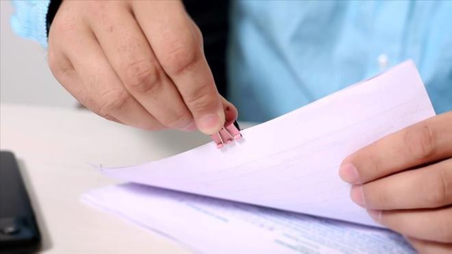 EKPSS SONUCU LE YERLETRMENN YAPILMASI    Ortaretim, n lisans ve lisans mezunu engelli adaylarn memur kadrolarna yerletirilmelerinde EKPSS?de alnan puanlar kullanlacaktr. Yerletirmelerde geerlilii devam eden birden fazla EKPSS puan bulunan adayn en st eitim dzeyinden alm olduu en yksek EKPSS puan dikkate alnacaktr. Adaylar, ilan edilen kadrolara EKPSS puan esas alnarak tercihlerine gre yerletirileceklerdir. lan edilen kadrolar arasndan ayn kadroyu tercih eden adaylarn puannn eit olmas halinde diploma tarihi itibaryla nce mezun olmu olana, bunun ayn olmas halinde ya byk olana ncelik tannacaktr.    Geerlilii devam eden birden fazla EKPSS puan bulunan adaylarn yerletirmelerde mezunolduu en st eitim dzeyinden alm olduu en yksek EKPSS puan kullanlacaktr. Yerletirme ileminde adaylar puanlarna ve tercih sralarna baklmak suretiyle kadrolara yerletirileceklerdir. Daha yksek puanl adaylar yerletii iin birinci tercihine yerleemeyen bir aday ikinci tercihine, ikinci tercihine yerleemeyen aday nc tercihine yerletirilmeye allacak, yerletirme ilemi bu ekilde devam edecektir. Bir adayn son tercihine de daha yksek puanl adaylardan biri yerletirildii takdirde bu aday herhangi bir kadroya yerleememi olacaktr.