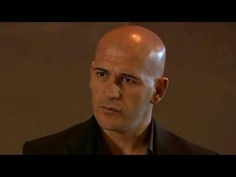 Oyunculuunun yannda NATO'nun gvenlik blmnde alarak, nemli devlet bakanlar bata olmak zere politikac ve sanatlara yakn koruma hizmeti verdi.