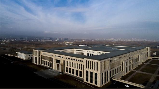 Milli stihbarat Akademisi, bu yl gz dneminde yksek lisans ve doktora programlarna renci almaya balayacak. Akademi bnyesinde sadece yksek lisans ve doktora eitimi verilecek. niversitelerin en az 4 yllk rgn eitim veren ilgili lisans programlarndan mezun olan ve akademi bavuru artlarn karlayan herkes, lisansst eitim iin bavurabilecek.