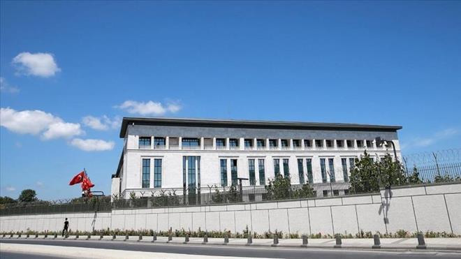 DEERLENDRME VE KABUL SREC    Adaylarn bavuru srecinde ALES, dil puan ve lisans derecesinin yan sra bir niyet mektubu yazmas bekleniyor. Bavurusu kabul edilen adaylar yazl ve szl bilimsel snavlara girecek.    Eletirel ve analitik dnce yapsna sahip, Trkiye ve dnyadaki gelimeleri yakndan takip eden, evresine duyarl ve gerek dnya meselelerine zm nerileri zerinde dnen adaylar aranyor.    PROGRAMDAN MEZUN OLANLAR NE YAPACAK?    Akademide yksek lisans ve doktora yapan renciler, dier niversitelerde olduu gibi akademik tez almalarn tamamlayarak mezun olmaya hak kazanacak. Mezun renciler zel sektr, akademi ya da devlet kurumlarnda alabilecek.