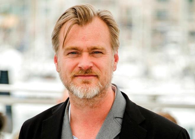 Dnya apnda nl film ynetmeni, senarist ve yapmc olan Christopher Nolan, 30 Temmuz 1970 tarihinde Londra, ngiltere'de dodu. Ynetmen, Cambridge'de University College London'da ngiliz Edebiyat okudu. Film yapmna olan ilgisi,  gen yata Super 8 kamera ile ksa filmler ekmesiyle balad.