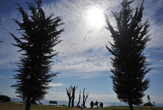 CEMRE DME OLAYI HAKKINDA BLGLER    Cemre, lkbahar balangcnda yedier gn arayla; nce havada sonra su ve toprakta olutuu sanlan scaklk art. Arapa olan szck kor durumunda ate anlamna gelir. Mina Vadisi'nde Arafat'tan gelen haclarn attklar talarla oluan ynlara da "cemre" ad verilir.    Trk ve Altay halk kltrnde ve mitolojisinde mre (mere veya Emire) ad verilen cinin neden olduuna inanlr. lkbaharda grnp titrek klar saarak ge ykselir. Sonra buzlarn zerine derek onlar eritir.    Oradan da yere girer. Bundan sonra snm topraktan buhar ykselir. Emire baharn geliini temsil eder. Bulgarlarda Zemire olarak yer alr. Anadolu Trkesindeki Arapadan gelme Cemre szcnn aslnda bu adn benzetme yoluyla deimi hali olduu sylenebilir.    lk cemre havaya ve yedier gn arayla da suya ve topraa der. Zemre ise Kumuk Trkesinde nem, buhar gibi anlamlara gelir. Tasavvuftaki kor ve ate kavramlarnn mecazi anlamlar vardr. Temizlenmeyi ve yeniden douu temsil eden ate ak kavramnn yakclyla da yakndan ilgilidir.