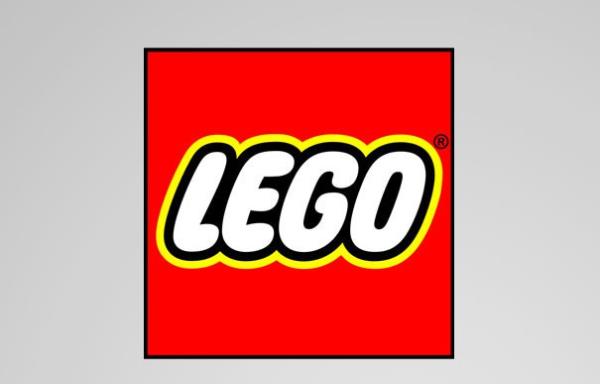 Oyuncak reticisi 'Lego'nun ismi Danimarkacada "iyi oyna" anlamna gelen "legt godt" deyiinin birleiminden geliyor. Lego latincede de "birletiriyorum" anlamna geliyor. Ancak irketin kurucular bunun tesadf olduunu sylyor.