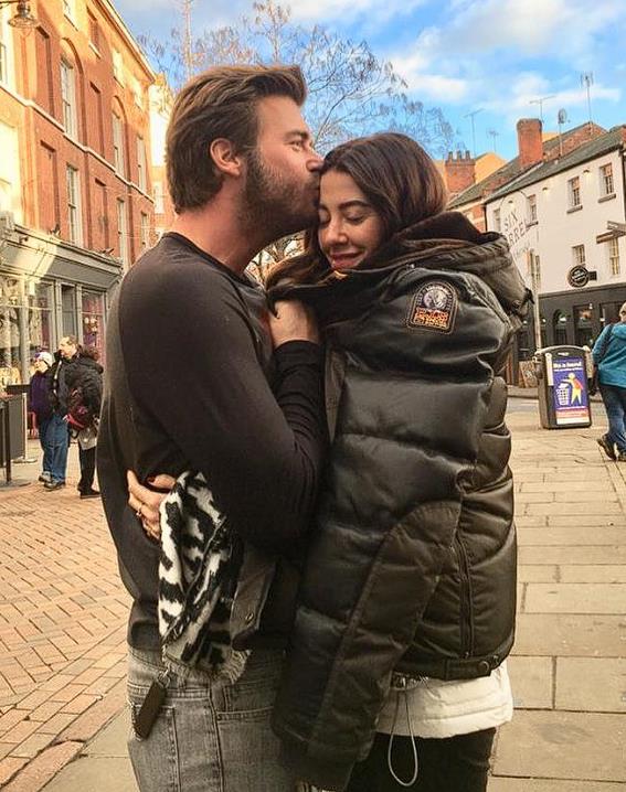 iftin ocuklarnn eitimi iin Londra'ya tanacaklar iddia ediliyordu.    Son olarak Aile dizisiyle ekrana gelen Kvan Tatltu bu iddialara yant verdi. Kvan Tatltu paylamnda unlar yazd: