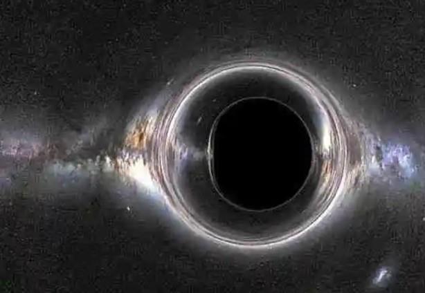 Bu yeni kara delikler, tespit edilmek iin kzltesi banda ihtiya duyduu iin daha nce gizlenmiti. Kara delikler zellikle tozlu galaksilerde bulunuyor. Yani kara delikler genellikle gezegen oluumlarndan ve galaksideki dier yldzlarn lmlerinden kaynaklanan bir ton galaktik enkazla kaplanm halde. Hal byle olunca merkezlerindeki kara deliklerin grlmesi olduka zor. Ancak TDE?lerin yayd bu enerji sayesinde kzltesi bantlar daha kolay tespit ediyor.