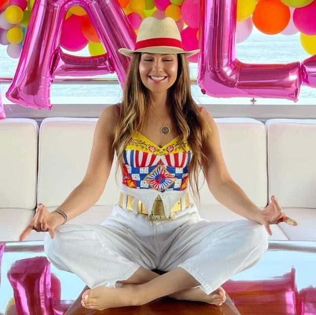 50 yanda olmasna ramen gzelliinden hibir ey kaybetmeyen Thalia, fiziiyle de genlere adeta ta kartyor.