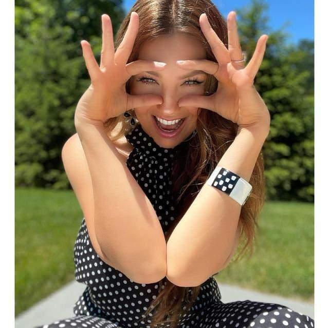 90'l yllarda byk bir izleyici kitlesine sahip olan ve Trkiye'de izlenme rekorlar kran pembe dizilerden bir olan Rosalinda ve Marimar'n barol oyuncusu Thalia'nn son hali artmaya devam ediyor.